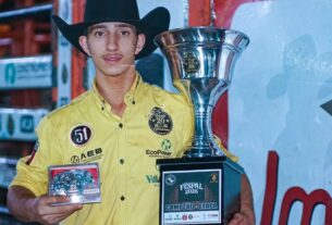News Portal WhatsApp-Image-2026-05-12-at-14.06.47-305x207 Jovem de 17 anos conquista título de rodeio na FESPAL  