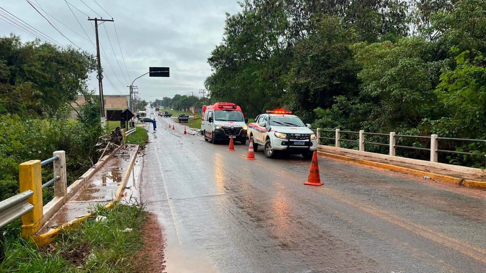 Tambaú: carro colide contra ponte e motorista fica gravemente ferido