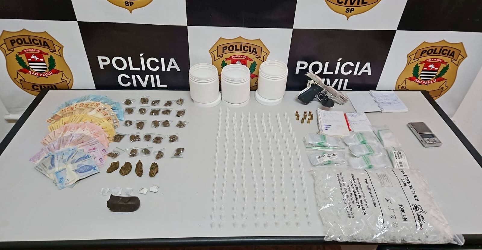 Policia Civil apreende mais de um quilo de cocaína, arma com numeração suprimida e dinheiro