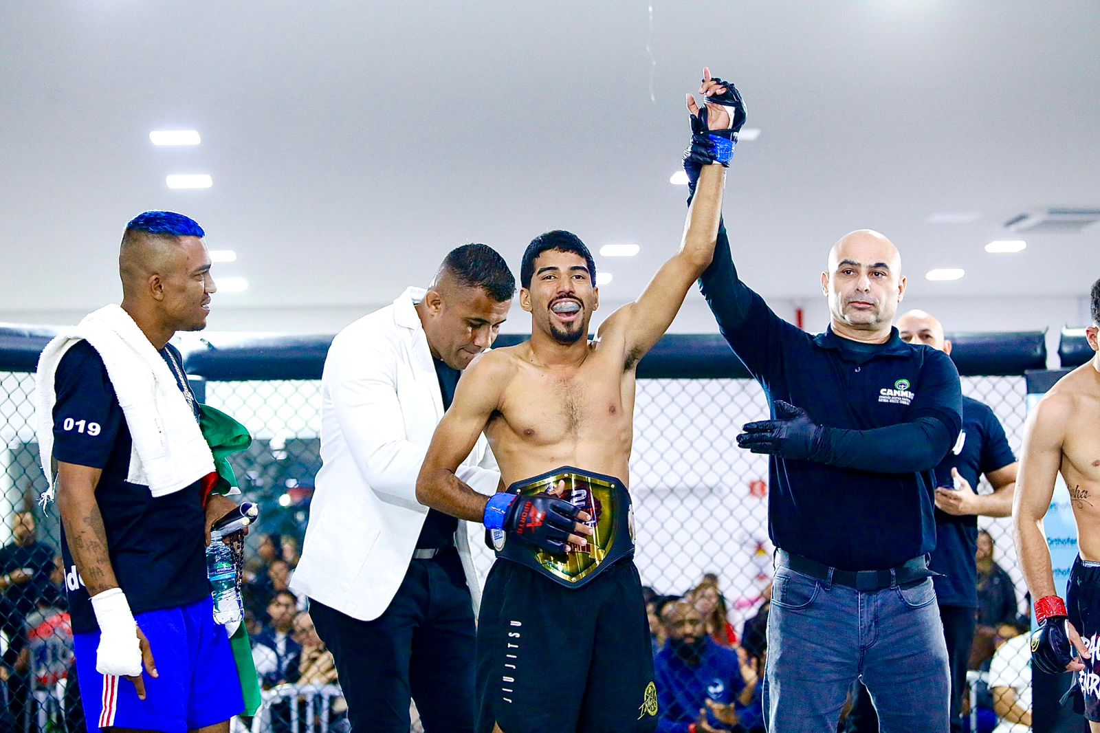 Atleta palmeirense conquista cinturão em estreia no MMA em São Paulo