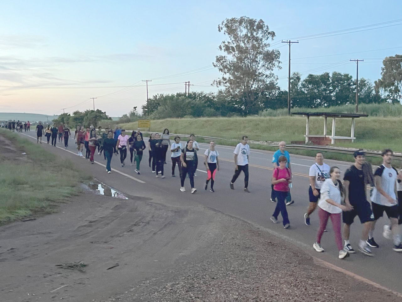 Peregrinação das Paróquias reúne grande número de fiéis em caminhada até Tambaú